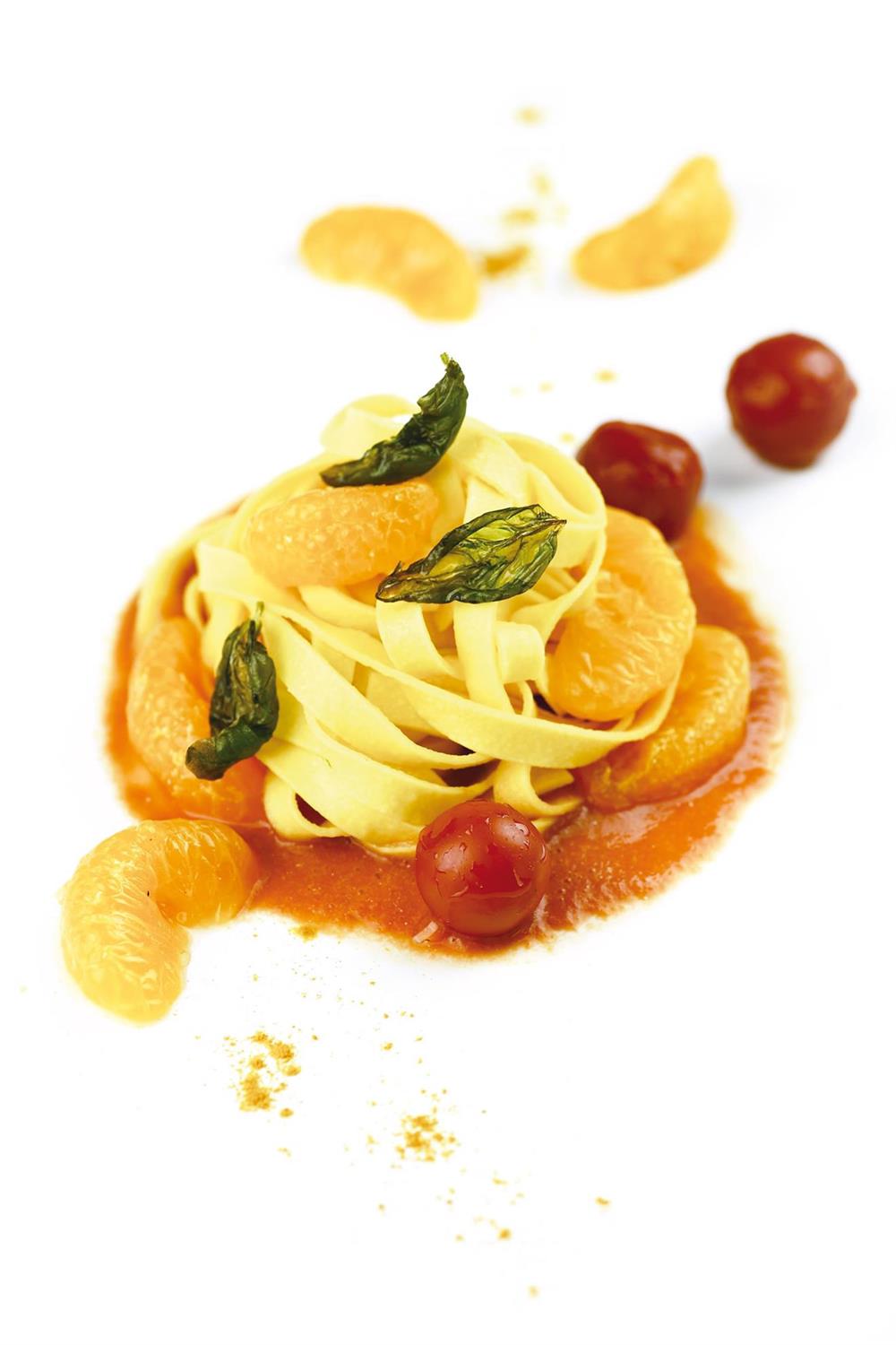 Fettuccine su coulis di ciliegino al mandarino