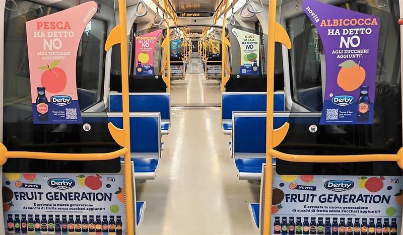 Derby Blue sale a bordo della metro di Milano: treno brandizzato per i 25 anni della bottiglia