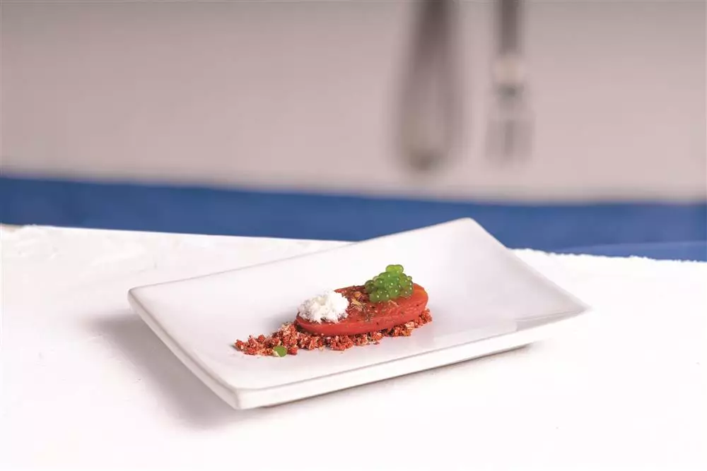 Pomodoro pelato confit, “ghiacciata” di mozzarella di bufala e caviale al basilico