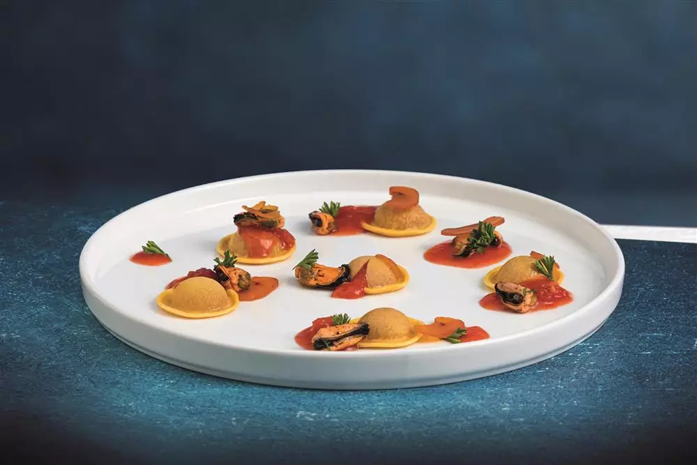 Tortelli liquidi al pomodoro con pepata di cozze e bottarga