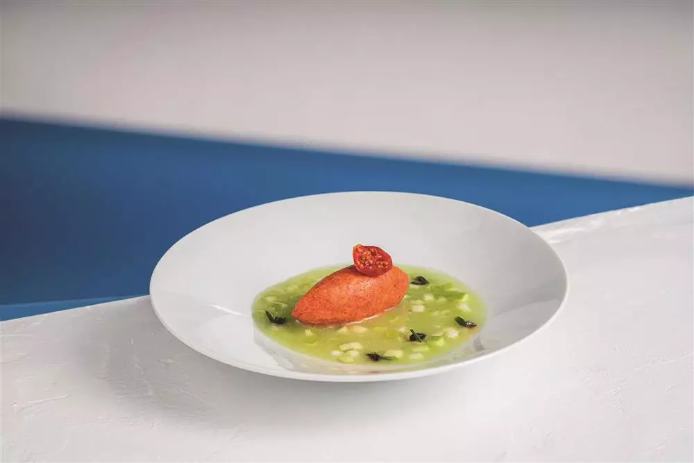 Gelato al pomodoro, osmosi di sedano frizzante, olive caramellate