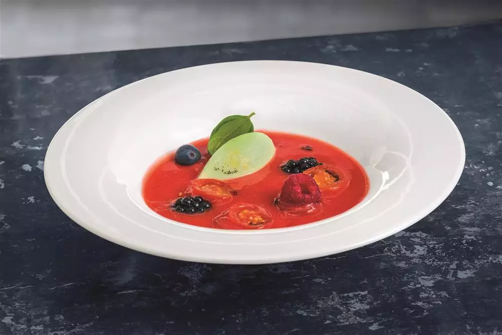 Guazzetto di frutti rossi e datterini, sorbetto al basilico e olio extra vergine alla vaniglia