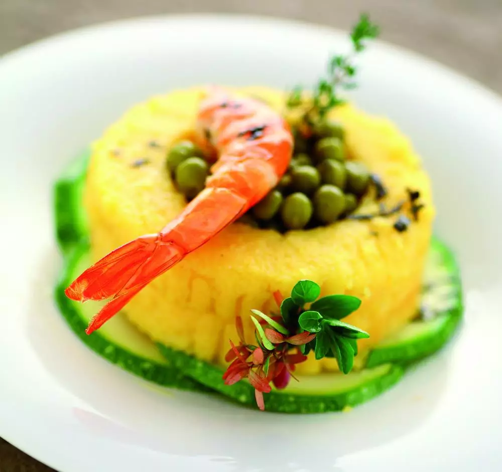 Tortino di polenta con piselli e gamberi