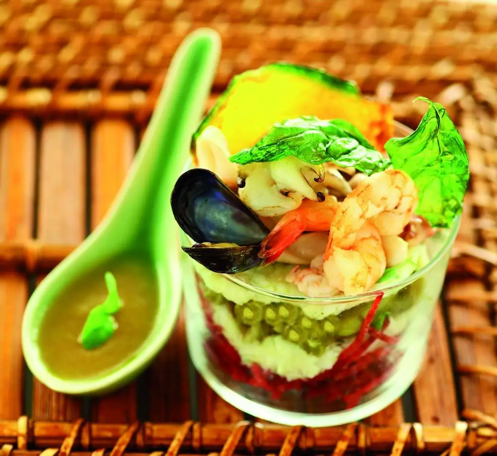 Insalata di mare e fagiolini con aspretto di pesche