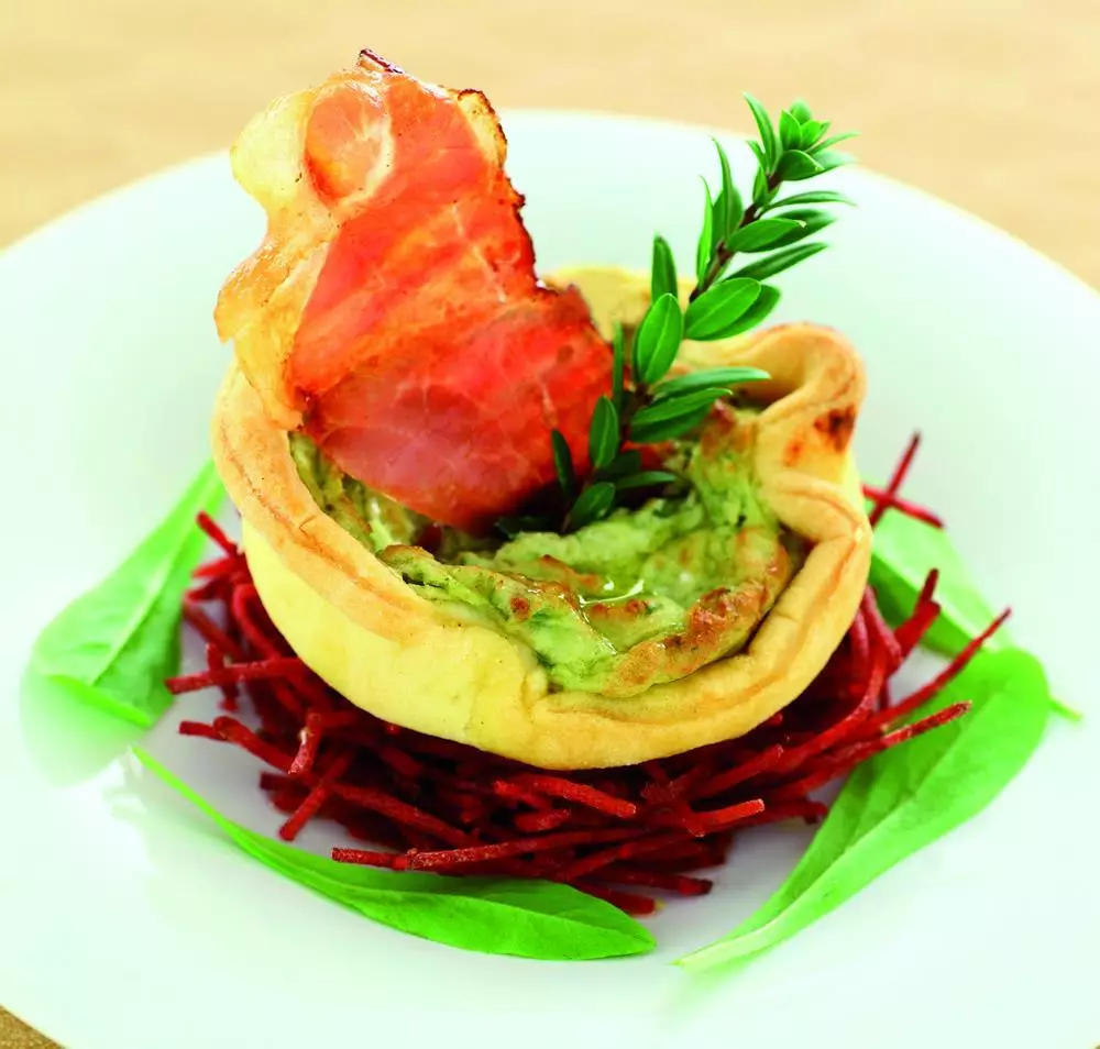Torta di patate croccante sul nido di rape rosse