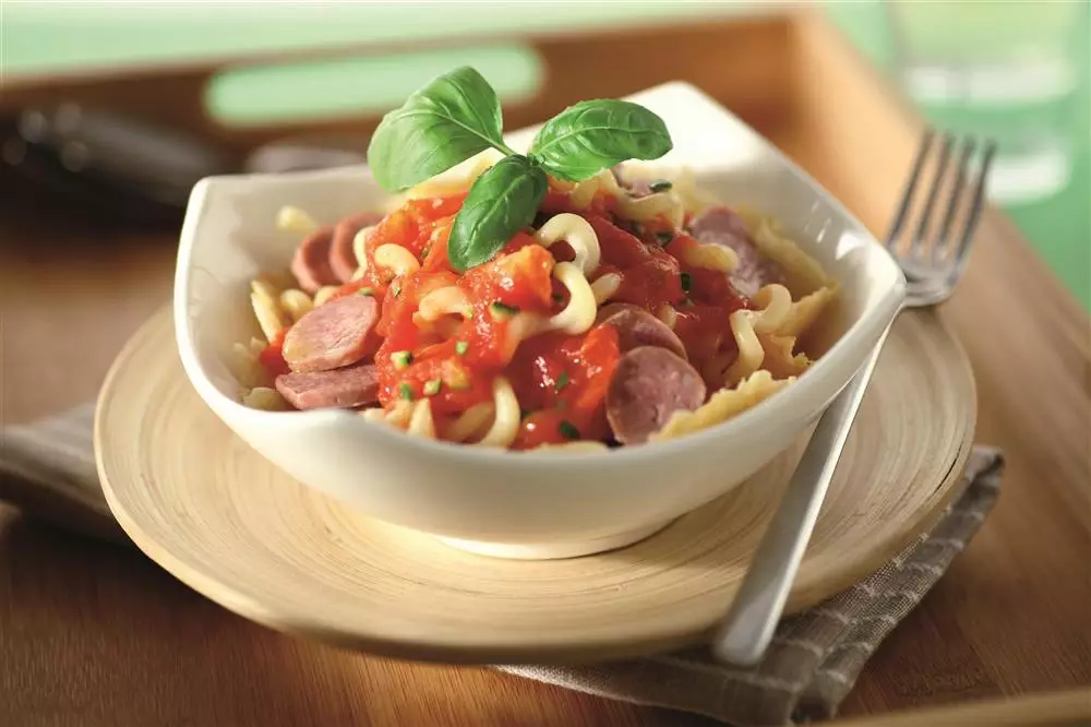 Fusilli al ferro con panzanella, chorizo e cialda di Asiago
