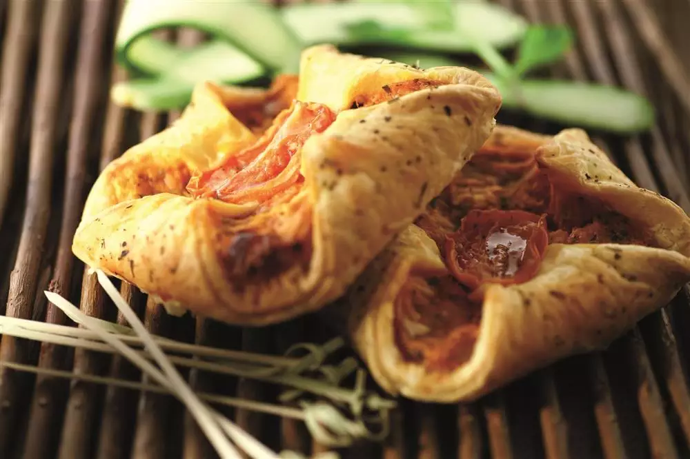 Sfoglie al pomodoro, fior di ricotta e erbe