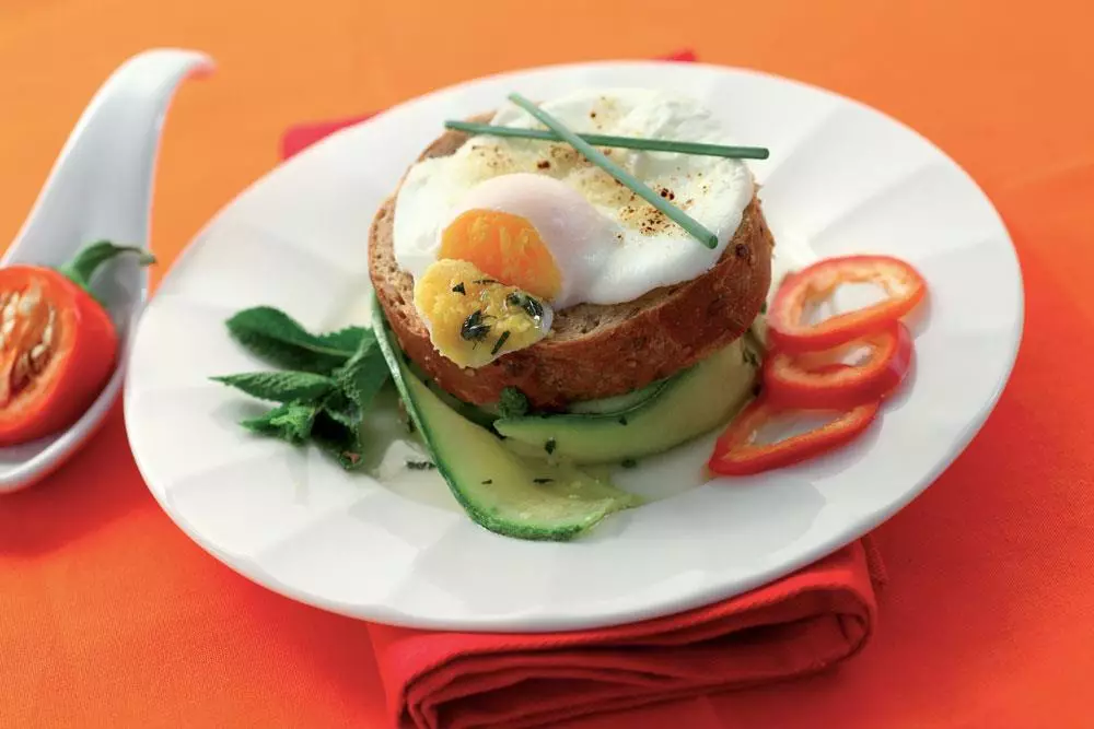Uova in camicia con zucchine marinate su pane ai cereali