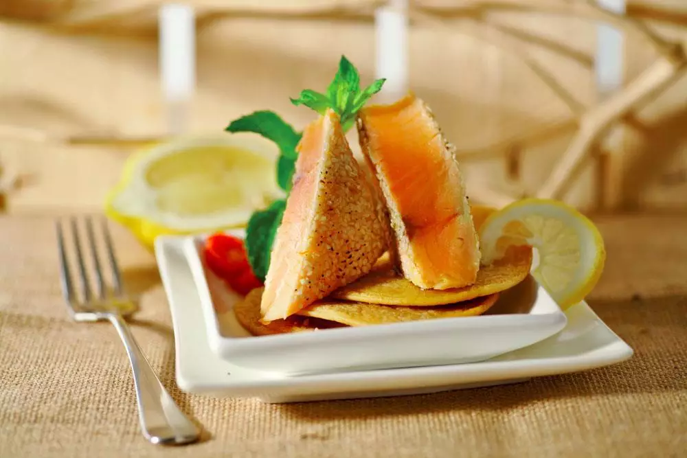 Tagliata di salmone al dressing di ceci e panna acida con cialde di fagioli