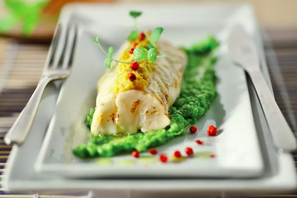 Branzino in crosta di mais su crema di piselli al wasabi