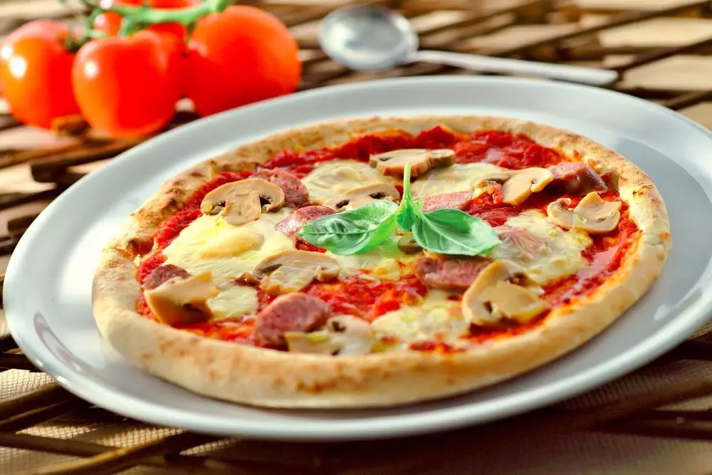 Pizza alla norcina con luganega e funghi champignon