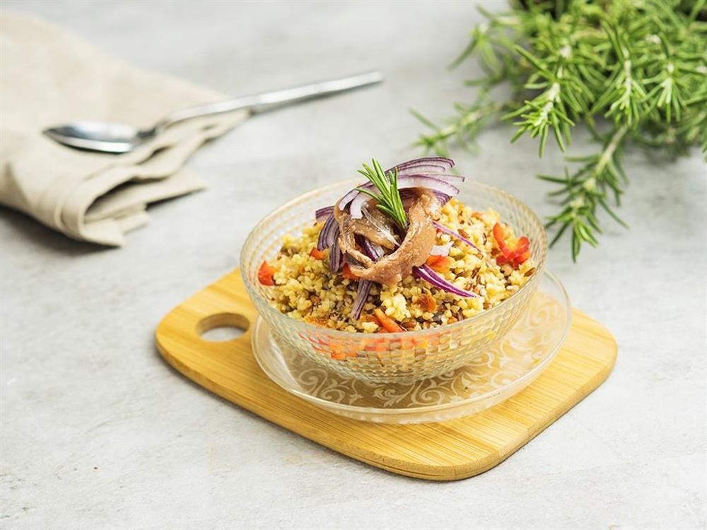 Bulgur e quinoa con cipolla e alice marinata