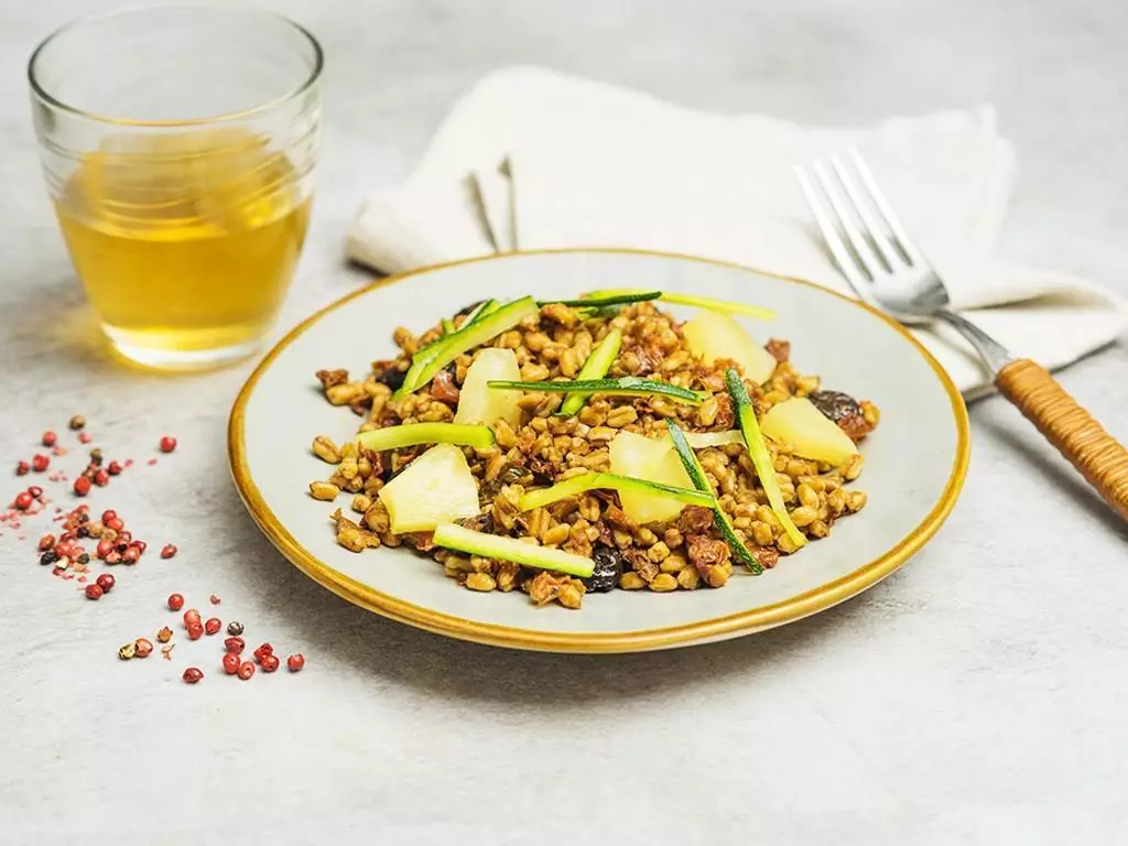 Farro con ananas e zucchina