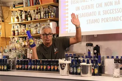 Derby Blue Frutta Frizzante,  la formazione va dietro al bancone